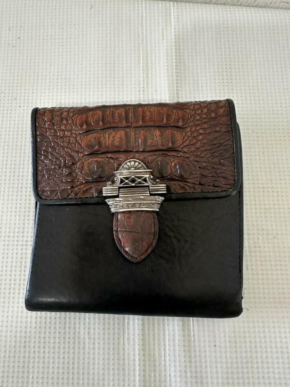 BRIGHTON Crocodile Embossed Pebbled Kiss Lock Leather Wallet